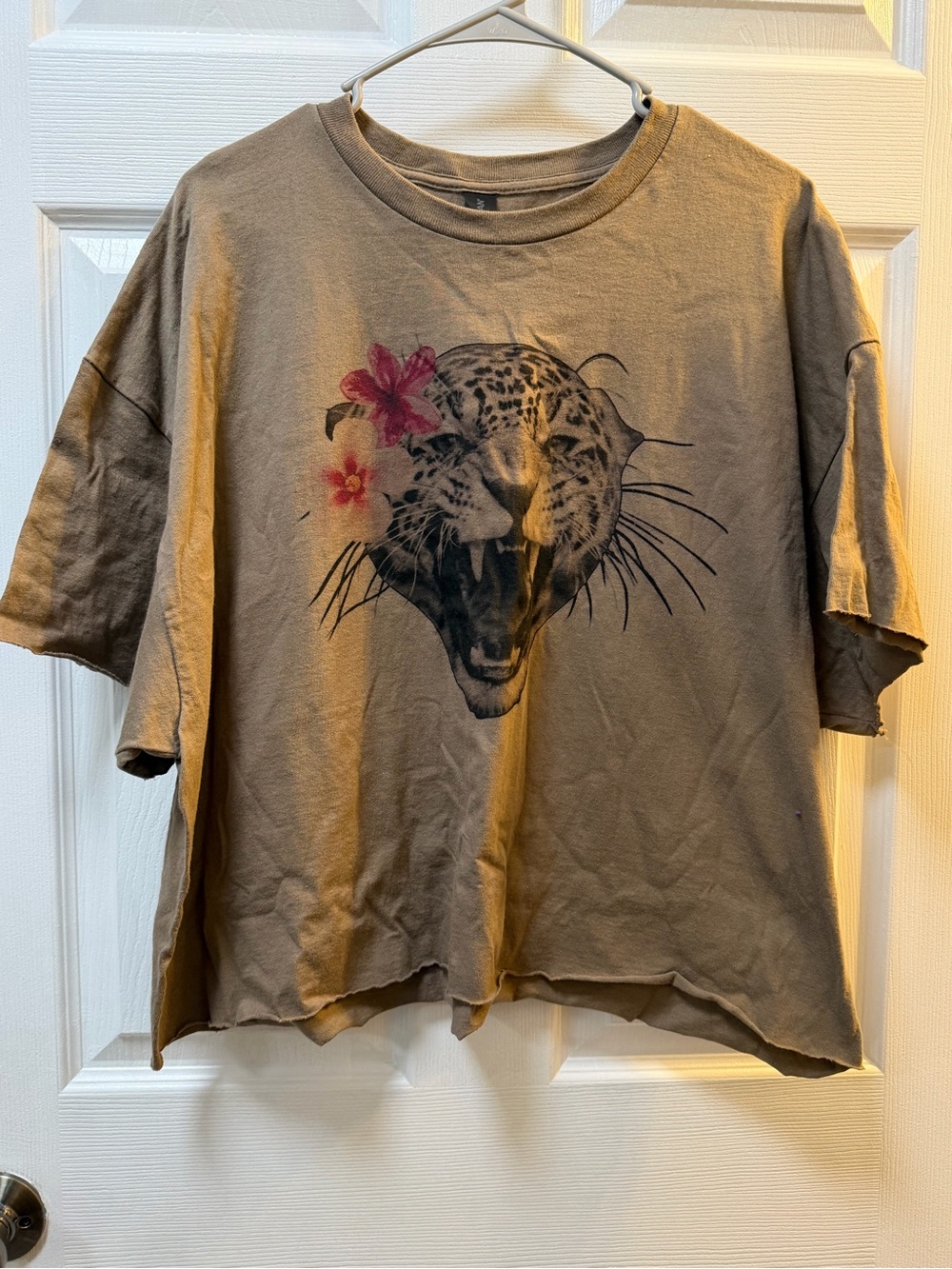 Women’s Cheetah Floral Crop Top. Size 2XL.